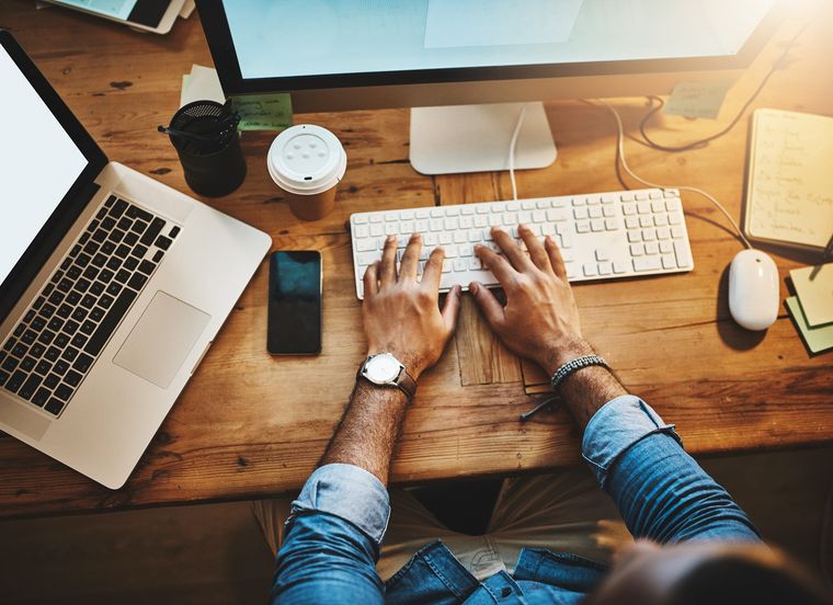 La inteligencia artificial avanza, pero hay carreras que seguirán siendo fundamentales en el futuro laboral.