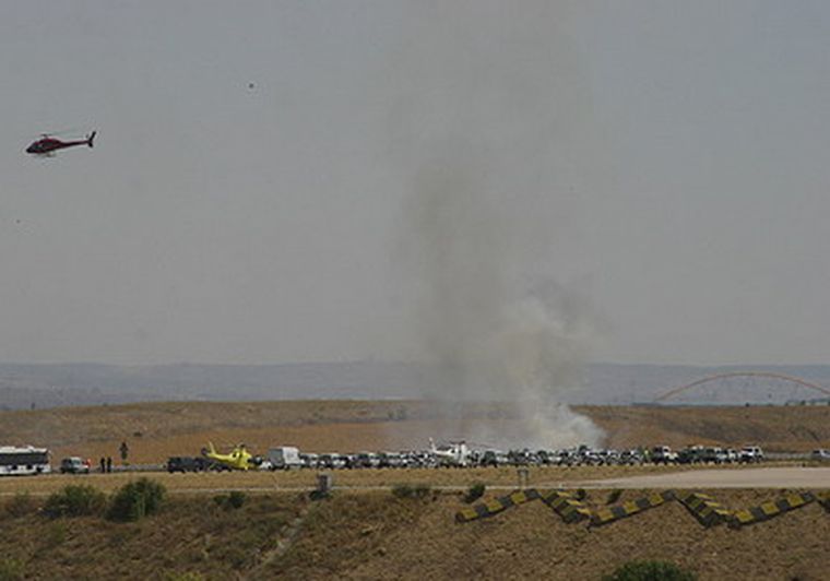 El avión se disponía a despegar, se salió de la pista y provocó un gran incendio.