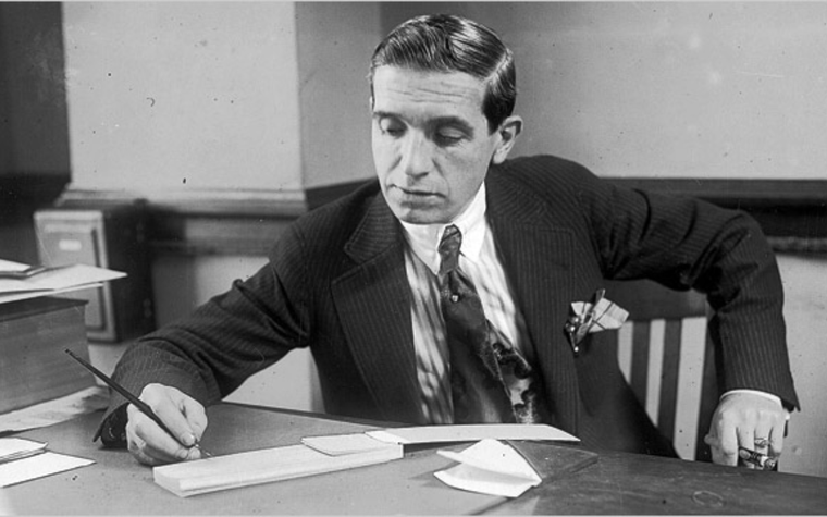 Carlo Ponzi fue el creador del Esquema Ponzi, nació en Italia en 1882 y murió en Brasil en 1948. Foto: De Boston Library