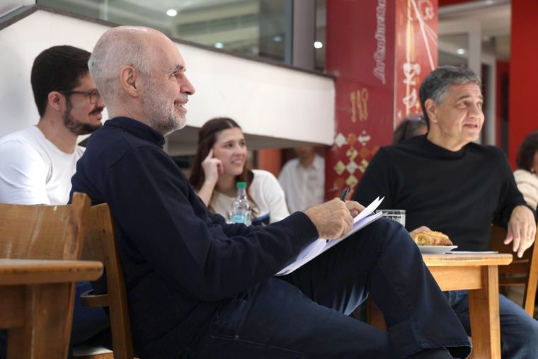 Horacio Rodríguez Larreta se juntó a tomar un café con vecinos de Almagro. Foto: Prensa Horacio Rodríguez Larreta