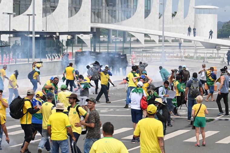 Bolsonaristas intentan tomar el Congreso en Brasilia. Foto: Télam