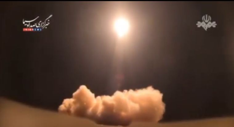 Las imágenes del lanzamiento de los misiles iraníes a la base aérea de los Estados Unidos en Qatar Las imágenes del lanzamiento de los misiles iraníes a la base aérea de los Estados Unidos en Qatar