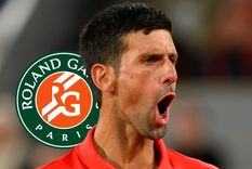 La bronca de Djokovic en Roland Garros El serbio se frustró por un error y golpeó la red con su raqueta.