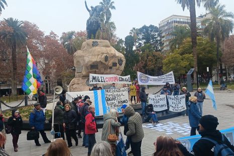 Los jubilados se juntan todos los miércoles en la plaza San Martín.&nbsp;