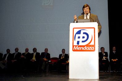 MDZol | En el momento que habla De Marchi, candidato a gobernador por el PD. Foto: Nacho Gaffuri / MDZ