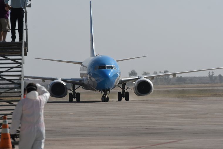 El Gobierno confirmó que la compañía cumplió con los requisitos legales y recibió dictámenes favorables de la ANAC y la DNTA. El Gobierno confirmó que la compañía cumplió con los requisitos legales y recibió dictámenes favorables de la ANAC y la DNTA.