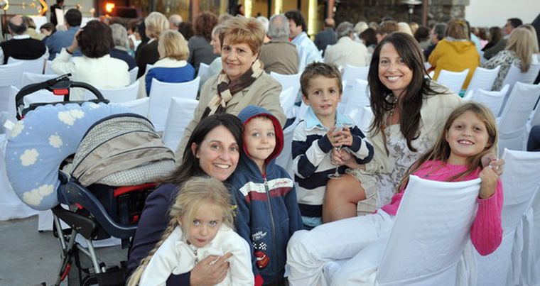 En familia: Elena Riba de Culasso, Valeria y Silvana Culasso y sus hijos: Martina, Manuel, Facundo, Mara y Felipe, en el cochecito. Foto: Gerardo Gómez/MDZ