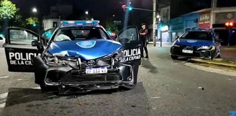 Dos patrulleros chocaron durante una persecución en Nueva Pompeya Foto: NA