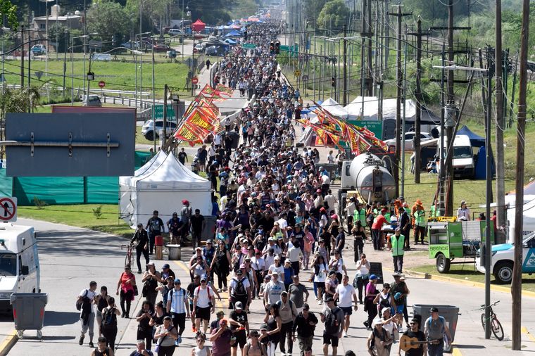 Cada persona llega a la peregrinación con su propia historia y motivación y todos se unen en los cantos y el objetivo en común de llegar.