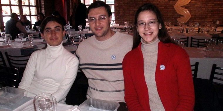 Belén Santoni, Diego Matei y Lourdes Cuartara, posando para la foto. Foto: Gentileza