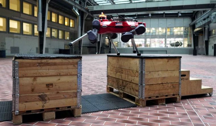 El robot cuadrúpedo ANYmal practica parkour en una sala de la ETH Zurich. Foto: Dpa.