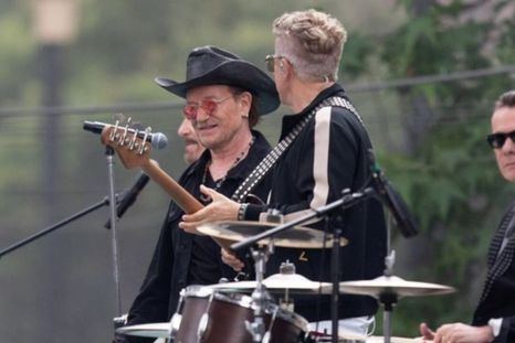 Bono cantando sobre el techo de un micro en plena Ciudad de México para el video de Street of Dreams. / X Bono cantando sobre el techo de un micro en plena Ciudad de México para el video de Street of Dreams. / X