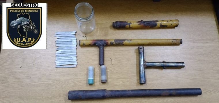 Artesano El sujeto tenía dos armas de fuego de fabricación casera y varios porros. Foto: Ministerio de Seguridad.