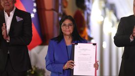 Delcy Rodríguez sostiene el documento de la ley de amnistía. Delcy Rodríguez sostiene el documento de la ley de amnistía.