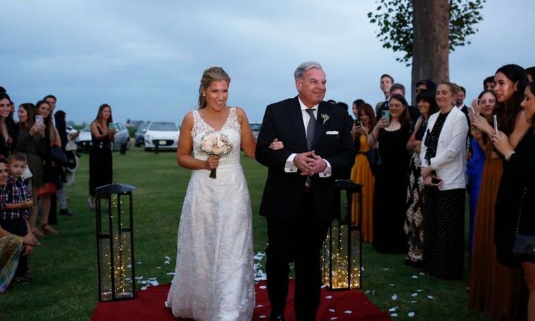 Carlos Monti, junto a su hija Milagros, en su casamiento La familia del periodista está viviendo un momento muy especial y difícil