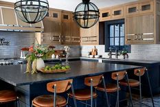 Crear una cocina rústica y moderna con detalles de madera es una de las opciones. Foto: Becky Shea Design/Sean Litchfield Photography