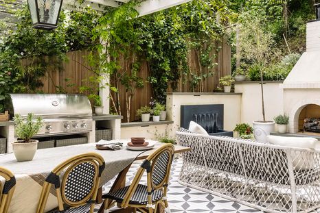Las cocinas exteriores se reinventan con diseños resistentes al frío, materiales durables y espacios pensados para disfrutar el patio durante todo el año. Las cocinas exteriores se reinventan con diseños resistentes al frío, materiales durables y espacios pensados para disfrutar el patio durante todo el año.