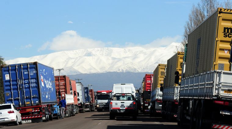 Los vehículos varados en Alta Montaña, una postal de los últimos días. Foto: ALF PONCE MERCADO / MDZ