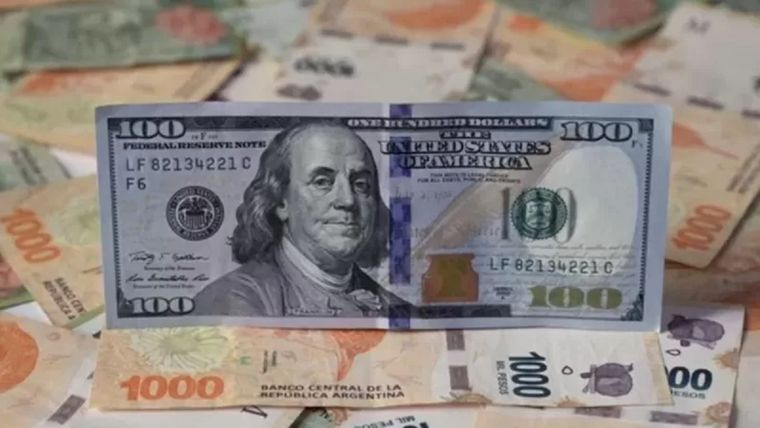 Los argentinos llaman blue al dólar paralelo, una jerga que se habría iniciado en las cuevas (o financieras ilegales). Foto: Getty Images