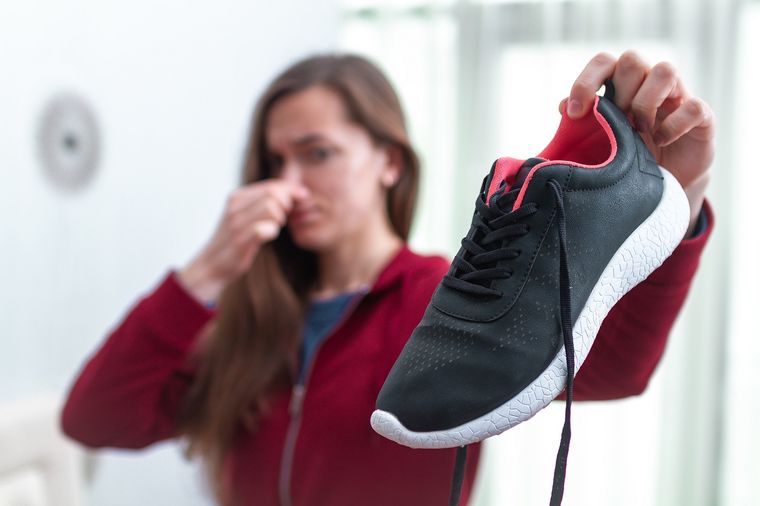 LIMPIAR Las zapatillas pueden acumular malos olores si no se las limpia adecuadamente Foto: SHUTTERSTOCK