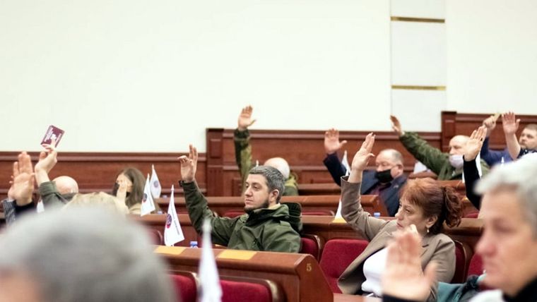 Momento de la aprobación en Donetsk. Foto: Facebook @narodniy.sovet.dnr