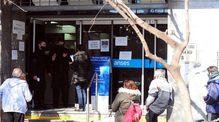 Con el nuevo incremento, quienes cobran la mínima percibirán un total de $403.150,65. Con el nuevo incremento, quienes cobran la mínima percibirán un total de $403.150,65.