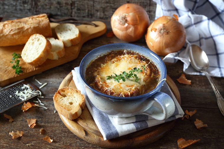 Receta imperdible de sopa de cebolla gratinada al estilo francés.