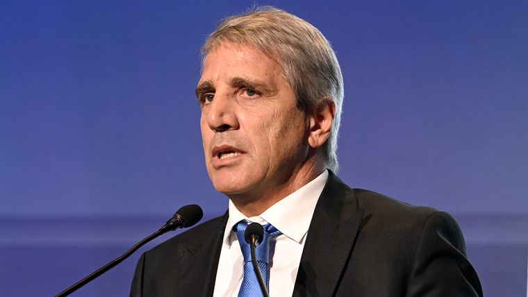 Caputo anticipó una inflación arriba del 3% por un shock tras la suba del petróleo