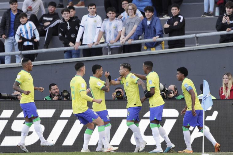 Los brasileros se divierten en La Plata. Foto: EFE