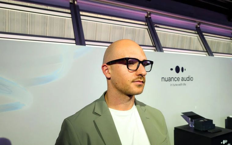 Estas lentes ofrecen una ayuda auditiva discreta y sin estigma social. Estas lentes ofrecen una ayuda auditiva discreta y sin estigma social.