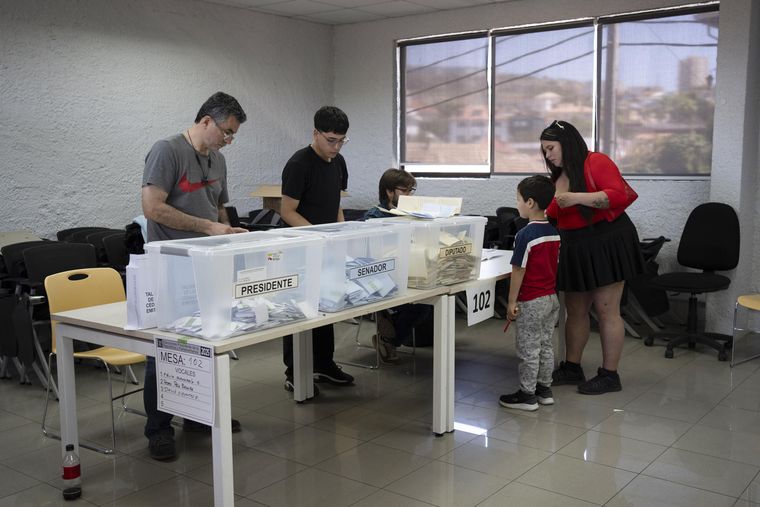 La jornada electoral se desarrolla por primera vez con voto obligatorio en una presidencial.