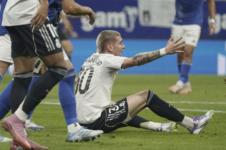Franco Mastantuono cayó en el área y pidió penal en una jugada durante el primer tiempo, pero no se lo concedieron.