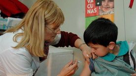 Desde enero de 2026, la segunda dosis de la triple viral se aplicará a los 18 meses para reducir el tiempo de vulnerabilidad frente al sarampión y la rubéola. Desde enero de 2026, la segunda dosis de la triple viral se aplicará a los 18 meses para reducir el tiempo de vulnerabilidad frente al sarampión y la rubéola.