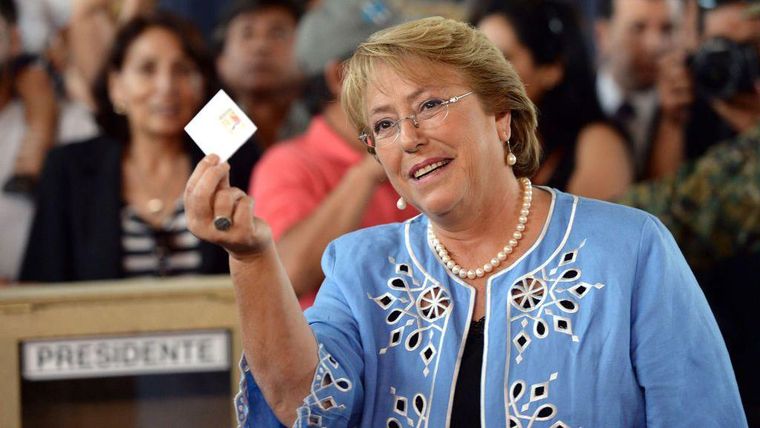Con voto voluntario, en la segunda vuelta de 2013 entre Michelle Bachelet y Evelyn Matthei, la participación alcanzó un récord a la baja.