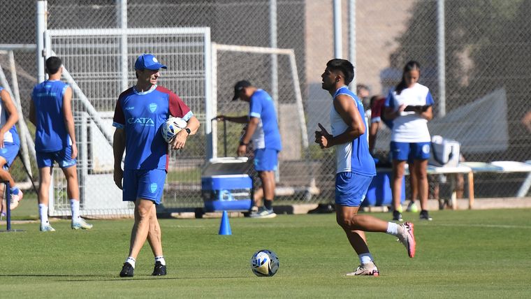 El entrenador de 49 años tendrá su primera experiencia como entrenador principal. El entrenador de 49 años tendrá su primera experiencia como entrenador principal.