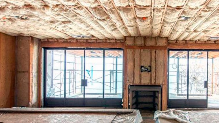 Lana de vidrio como aislante térmico en un techo de madera. Foto: aislamientotermico.com.ar