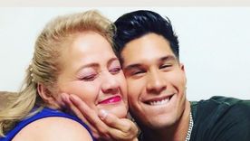 El Chyno Miranda junto su madre Alcira.