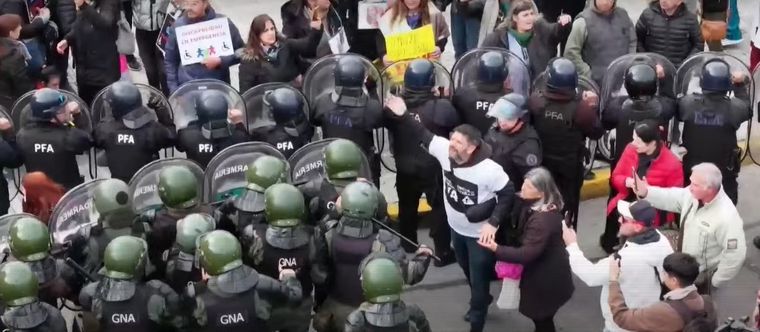 Tensión entre manifestantes contra el veto al aumento en discapacidad y las fuerzas de seguridad federales.