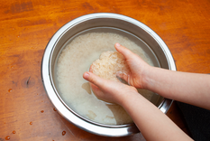 Enjuagar el arroz es, para muchos, un paso imprescindible.