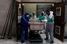 Empleados de una funeraria trasladan el ataúd de una víctima de covid-19 en un crematorio de México, el 21 de mayo de 2020.