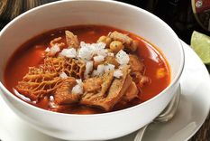 El menudo rojo estilo Jalisco es uno de los platillos más deliciosos de la gastronomía mexicana. Foto: Cortesía  El Universal - eluniversal.com.mx