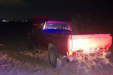 La camioneta Peugeot 504 roja que le robaron al fletero en Las Heras y fue recuperada por policías.&nbsp;