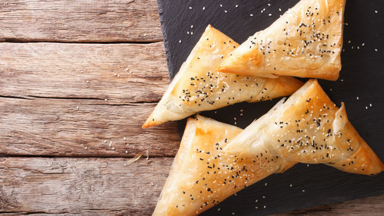 En Medio Oriente se rellenan no solo con queso, sino también existen recetas con frutos secos y azúcar para versiones dulces. En Medio Oriente se rellenan no solo con queso, sino también existen recetas con frutos secos y azúcar para versiones dulces.