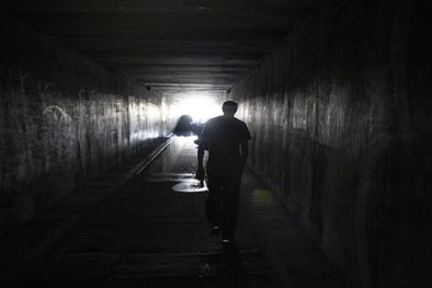 MDZol | Las organizaciones que trabajan con la gente sin techo de Las Vegas calculan que viven hasta 1.500 personas en los túneles subterráneos de la ciudad. Foto: Ronda Churchill