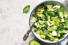 Esta ensalada de aguacate y huevo es la guarnición perfecta Foto: Shutterstock