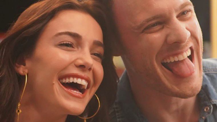 Kerem Bürsin y Hafsanur Sancaktutan Los reyes internacionales. Foto: Fuente: Imagen - Instagram - @yigitdanaci - @yaçokseversendizi