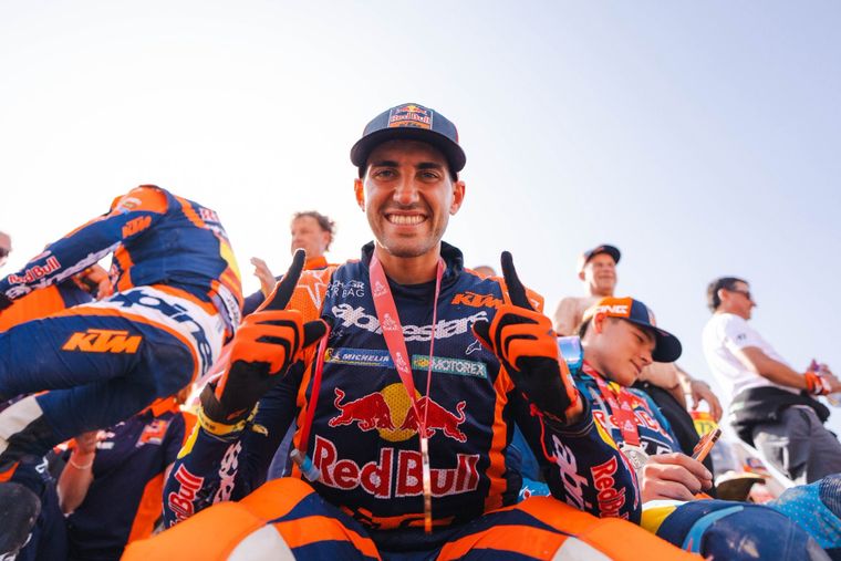 Luciano Benavides celebró su victoria en el Rally Dakar y se metió en una selectiva lista.