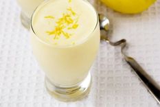 El mousse de limón es un clásico fresco y rápido para el verano. Foto: Archivo