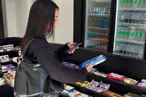 Una aplicación, un código QR y una puerta que se abre: así es el kiosco futurista mendocino. Una aplicación, un código QR y una puerta que se abre: así es el kiosco futurista mendocino.