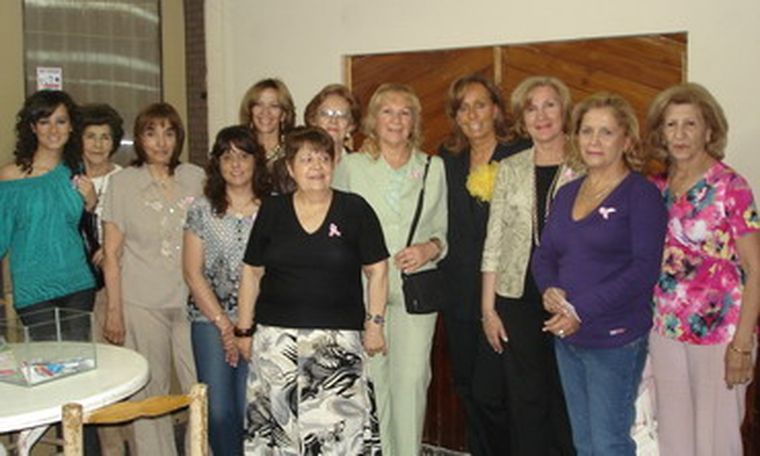Todo el grupo de voluntarias que dedica varias horas al día al trabajo en la fundación. Foto: Gentileza